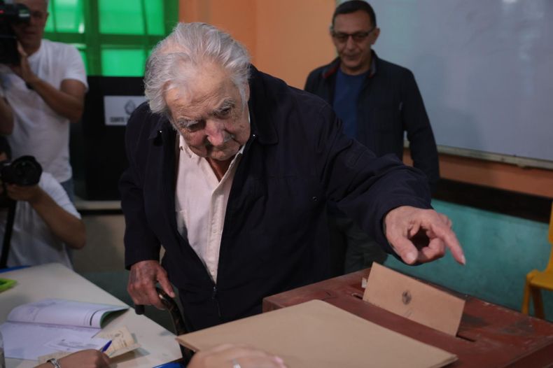 Votó Mujica dijo que está vivo de milagro y que el próximo gobierno