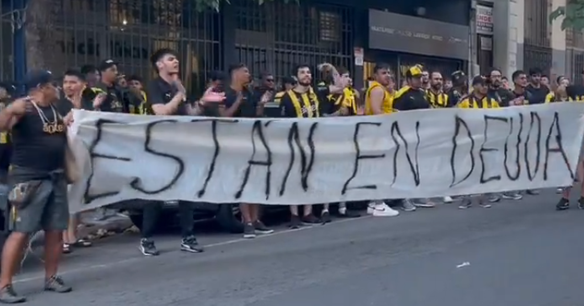 Banderazo de hinchas de Peñarol contra la dirigencia