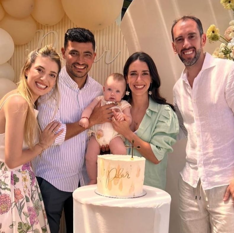 Diego Godín y su esposa bautizaron a su hija Pilar