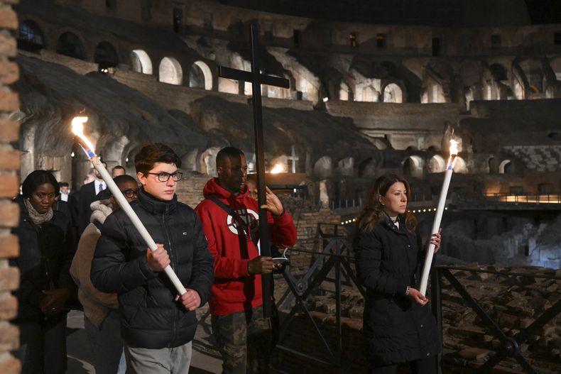 V A Crucis En El Coliseo De Roma Sin El Papa Debido Al Fr O