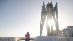Pablo Atchugarry y su obra Mariposa de la vida.&nbsp;