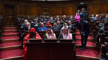 Expertos internacionales disertan sobre IA en el Parlamento.