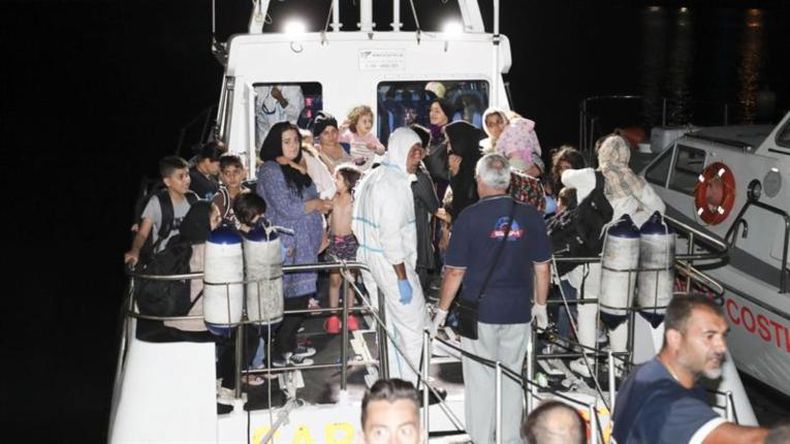 Italia pide a la Unión Europea que reciba a 450 inmigrantes