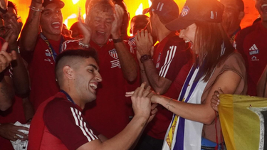 futbolista de la seleccion uruguaya propuso casamiento en pleno festejo con su club