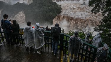 Un turista cayó a las Cataratas del Iguazú y es buscado intensamente.