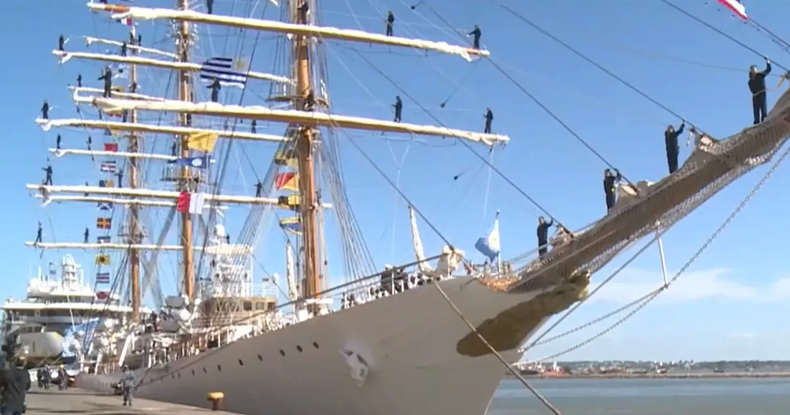 Un paro sorpresivo anunciado por el Sindicato de Obreros Marítimos Unidos impide el ingreso de la Fragata Libertad al puerto de Buenos Aires.