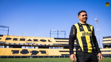 emanuel gularte fue presentado en penarol y dijo que es uno de los dias mas importantes de su vida