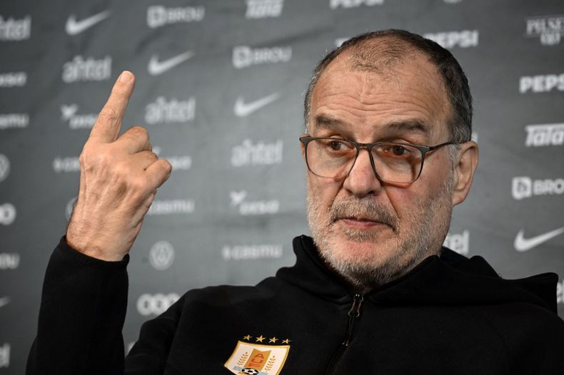 Bielsa no tiene el equipo confirmado para el sábado y dijo que ausencia de Valverde y Núñez no son obstáculo
