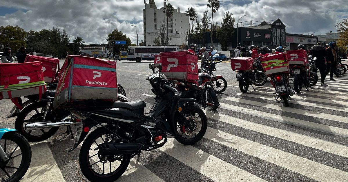 Repartidores cortaron la calle frente al Parlamento por situaciones de violencia: 