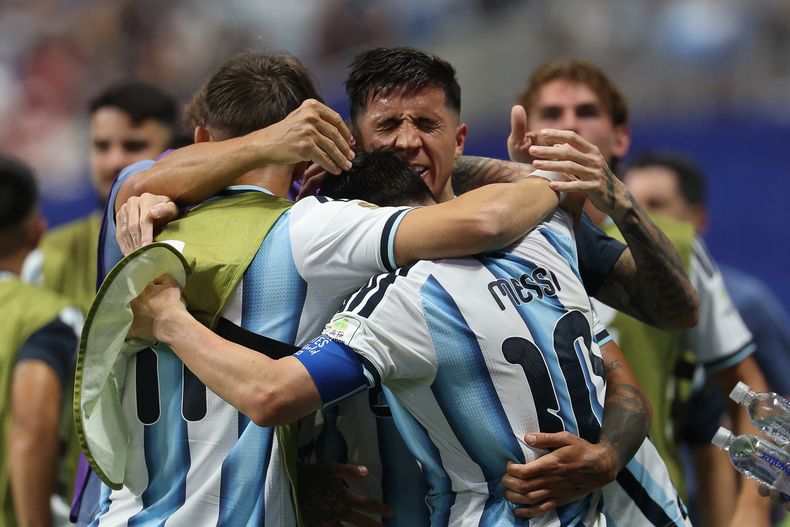 Argentina perdía 2 a 0 ante Egipto, lo dio vuelta en 12 minutos y se metió en cuartos de final del Mundial