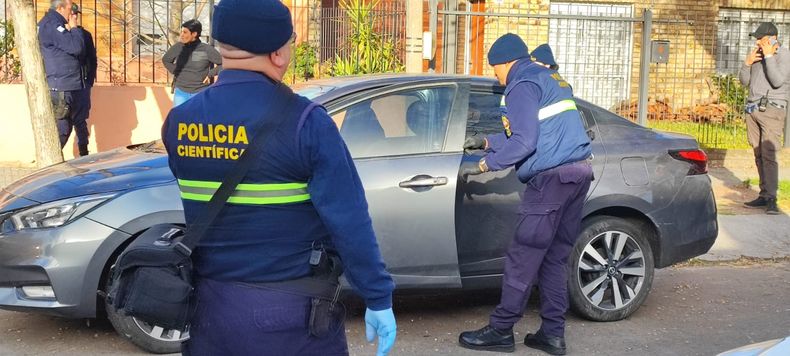 Auto usado por delincuentes en asalto al BROU de Malvín.