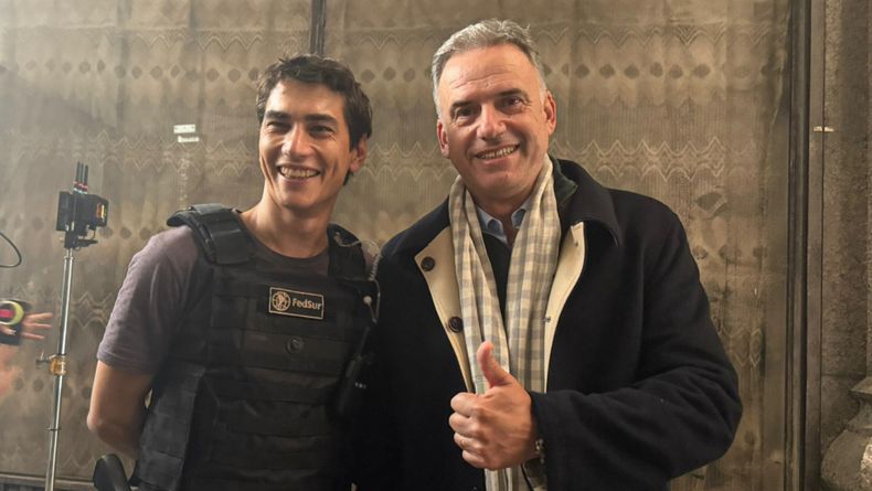 Yamandú Orsi visitó el set de "El futuro es nuestro": "Apostar a la industria audiovisual es construir país"