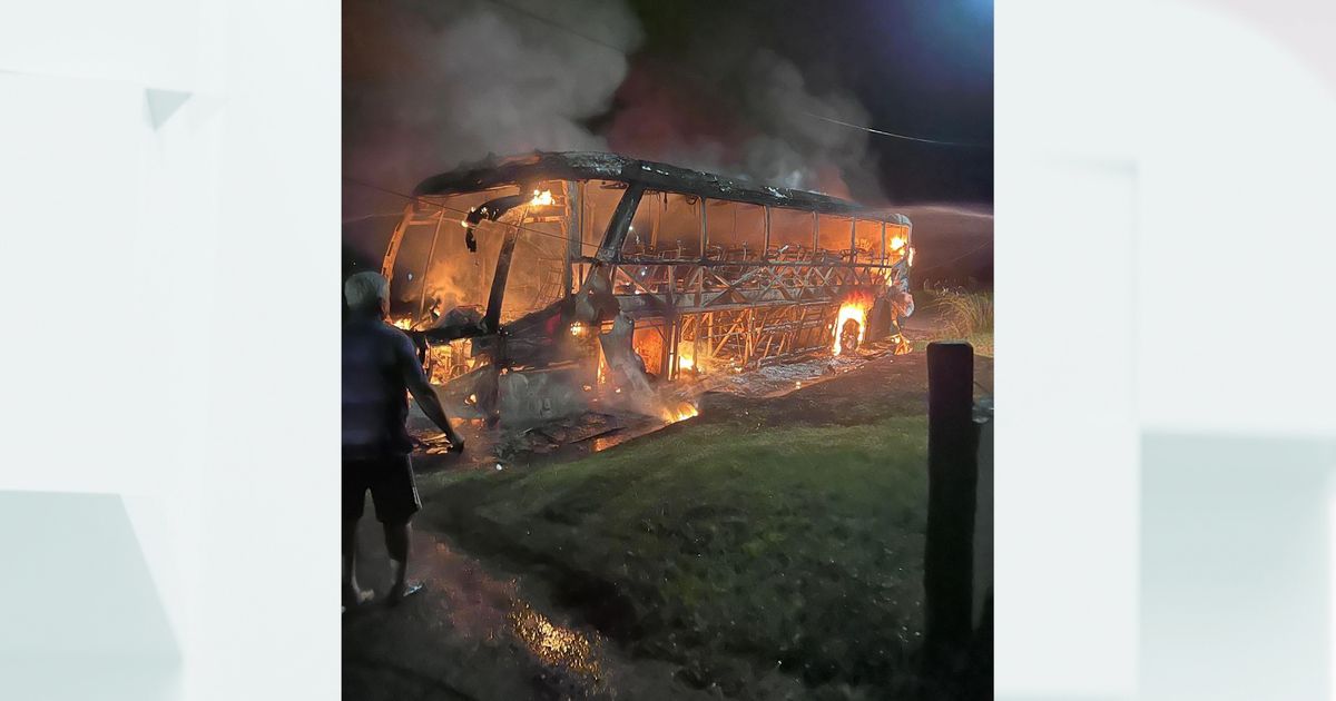 Ómnibus se incendió por completo en Cebollatí e investigan si fue intencional