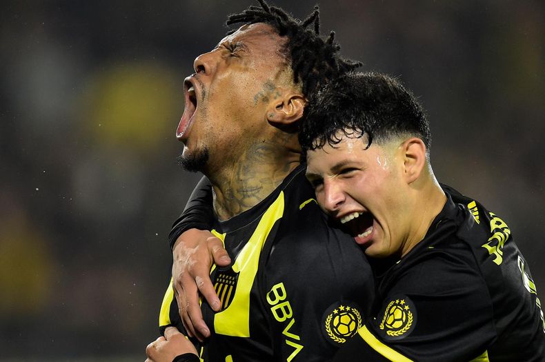 Peñarol goleó a Cerro Largo en el Campeón del Siglo y disputará la final del Intermedio con Wanderers