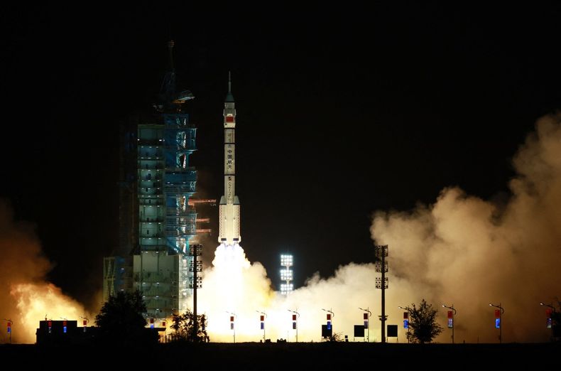 China envió una nueva misión tripulada al espacio y probará estadías récord en órbita