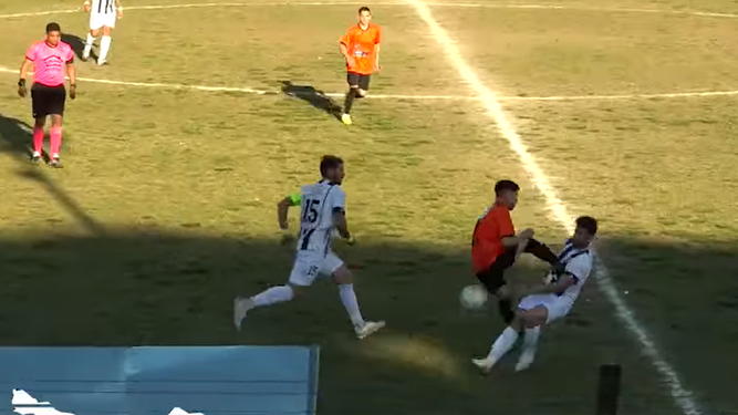 El futbolista debió ser hospitalizado luego de abandonar el campo de juego.