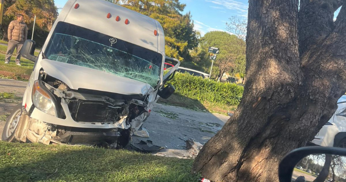 Camioneta que trasladaba adolescentes chocó con un auto en Avenida Italia; uno resultó con politraumatismo