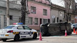 Choque con vuelco en la Comercial: camioneta no respetó cartel de Pare y provocó siniestro