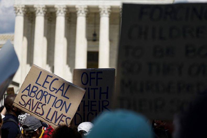 Personas a favor del aborto se manifestaron en contra de la postura de la Corte Suprema de Estados Unidos.