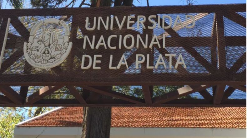 Encontraron muerta a una bebé en una facultad de La Plata e investigan el caso