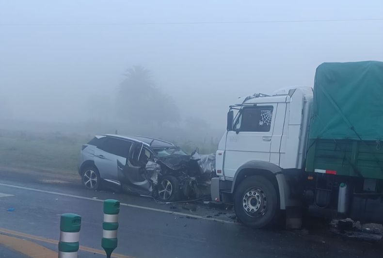 Choque frontal entre un camión y una camioneta en ruta 2 dejó a un hombre gravemente herido