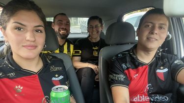 hinchas de colon le dieron una gran mano a dos fanaticos de penarol