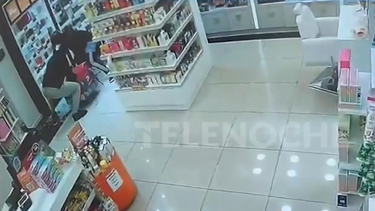 Robo piraña en una perfumería en el Buceo: rompieron una vitrina y se llevaron unos 80 perfumes