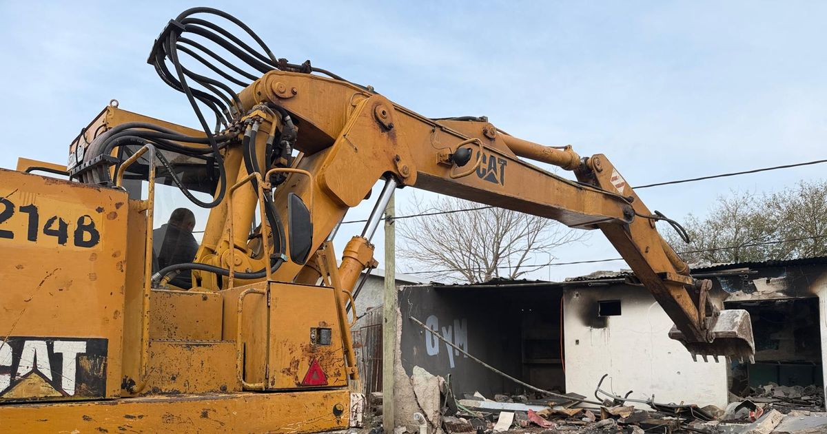 Demolieron dos fincas vinculadas al microtráfico en el barrio Cauceglia