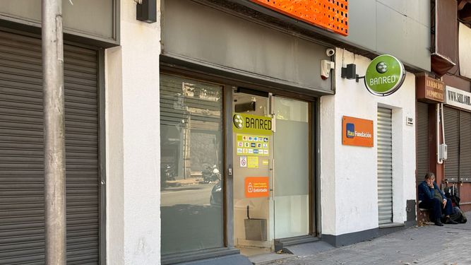 Hombre intentó romper un cajero automático y fue detenido por la Policía