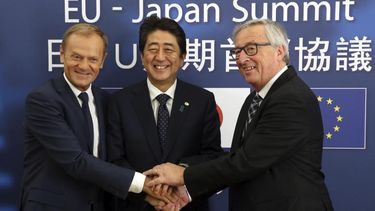La UE y Japón mandan mensaje de apertura a Trump