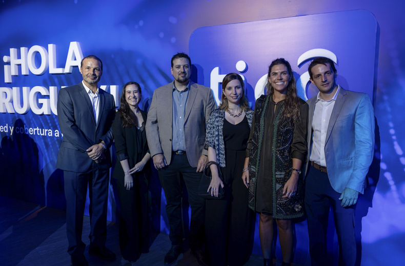 Tigo lanzó oficialmente su marca en Uruguay con un impactante show de drones en la rambla de Montevideo