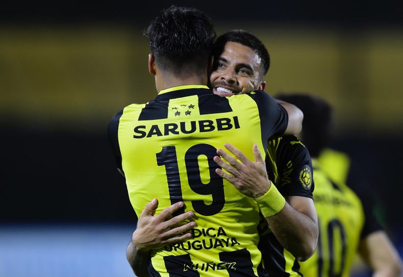 Peñarol ganó 2-0 ante Danubio; el partido se destrabó en los últimos minutos con goles de Arezo y Villalba
