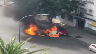 Un taxi se incendió, siguió circulando y luego explotó en la calle