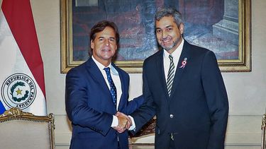 Luis Lacalle Pou junto a Mario Abdo Benítez en Paraguay.
