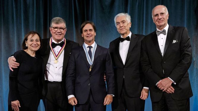 Lacalle Pou recibió la Insignia de Oro de la Americas Society
