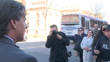 Lacalle Pou abucheado en la Facultad de Medicina: protestas por presupuesto y rebaja salarial
