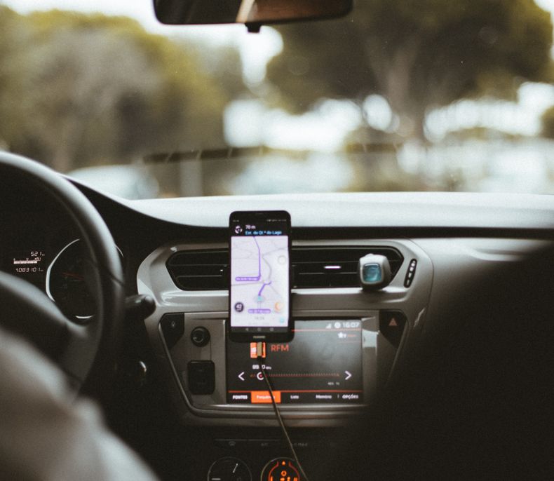 Senadores gestionarán ante el Ministerio de Trabajo tras denuncias de choferes de Uber por incumplimientos de la ley