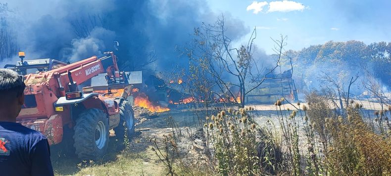 Bomberos y vecinos trabajan en controlar incendio en Colón.