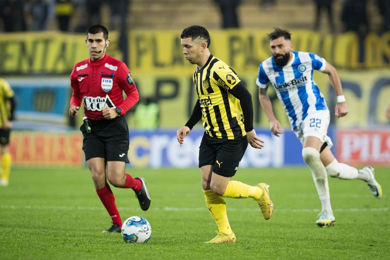 Peñarol empató en el Campeón del Siglo con Cerro Largo.