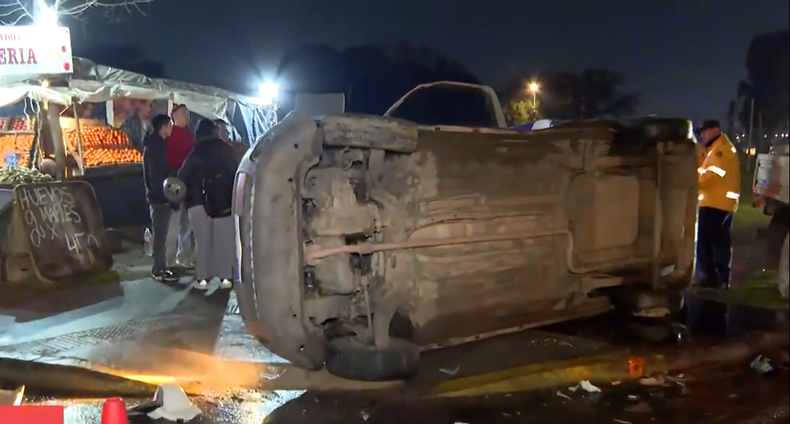 Choque y vuelco en Casavalle: el conductor de una camioneta sufrió lesiones leves