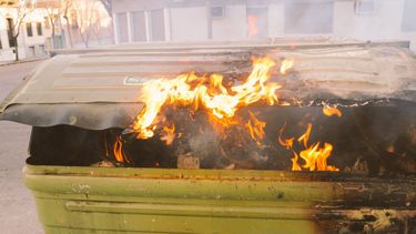 Intendencia de Montevideo investiga incendios en siete contenedores en Pocitos durante la madrugada