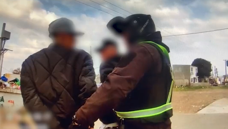 Adolescente detenido con un arma perteneciente a la Policía.