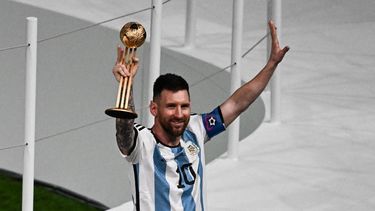 lionel messi recibe el balon de oro del mundial de qatar-2022 lionel messi recibe el balon de oro del mundial de qatar-2022