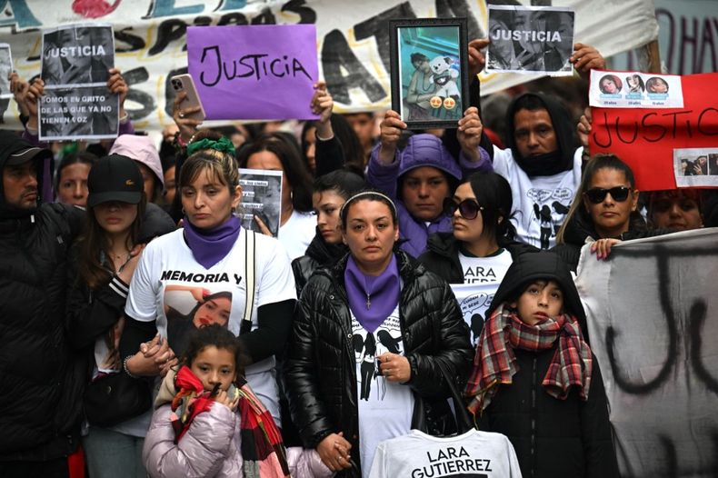 Multitudinaria marcha en Buenos Aires en reclamo de justicia por triple femicidio