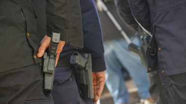 Robaba cables, intentó escapar de la Policía y recibió un disparo