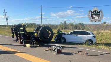 fallecio un hombre tras el vuelco de un tractor en ruta 81, en san antonio