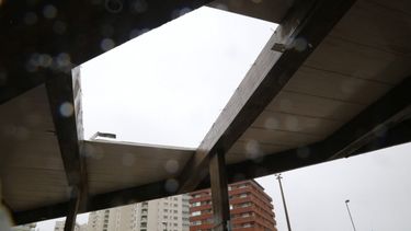 Temporal voló parte del techo de la terminal de Punta del Este