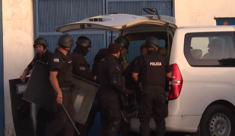 El Ministerio del Interior inició el traslado de presos desde Santiago Vázquez a nuevas unidades en Libertad
