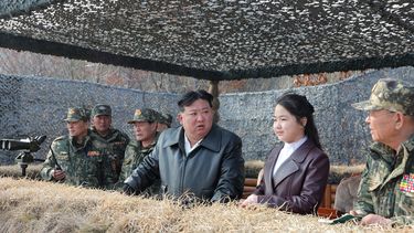Al centro, el presidente de Corea del Norte, Kim Jong Un y su hija, Kim Ju-ae.