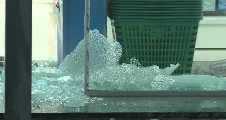 Robo piraña en Malvin: cuatro delincuentes se llevaron perfumes valuados en miles de pesos